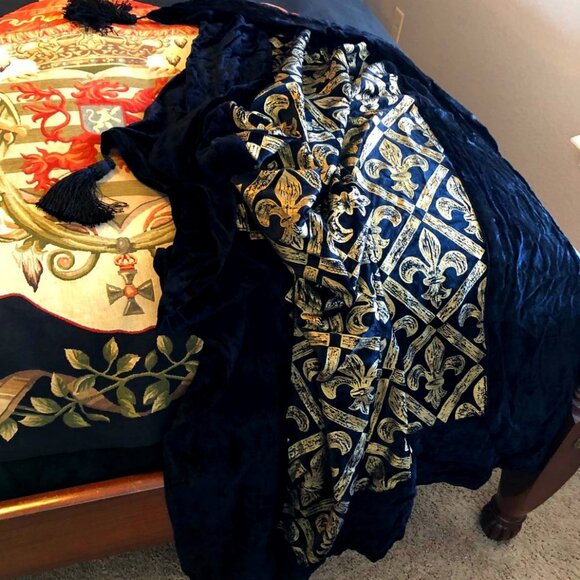 NWT ALEXANDRA'S ACCENTS Baroque Throw Black Velour Gold Fleur-de-lis 60” Square - Picture 2 of 9